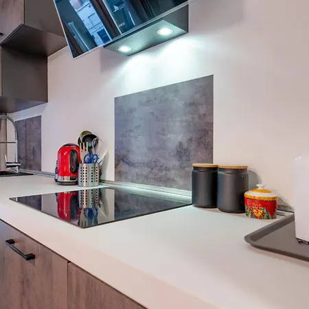 & Queen By Toh Solution Turim