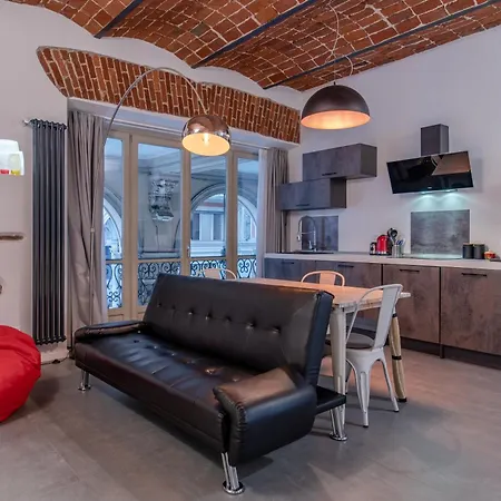 & Queen Apartment *
